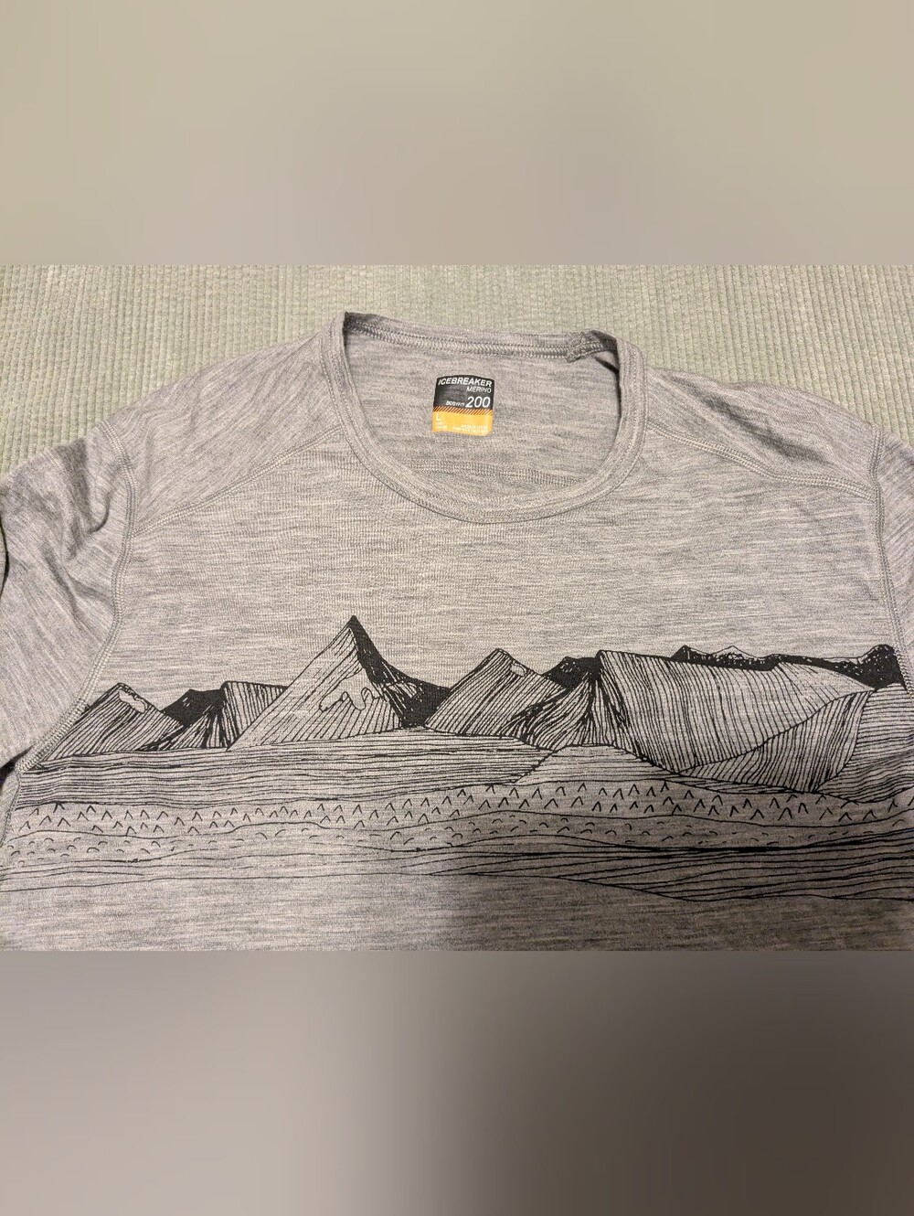 Icebreaker Men’s 200 Merino Wool Crew in Heather Gray Mountain Winter Base Layer